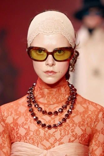 Винтаж Chanel и «детские» кулоны Chloe: гид по украшениям на осень 2025