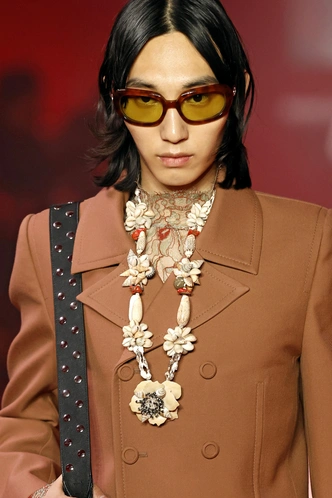 Винтаж Chanel и «детские» кулоны Chloe: гид по украшениям на осень 2025