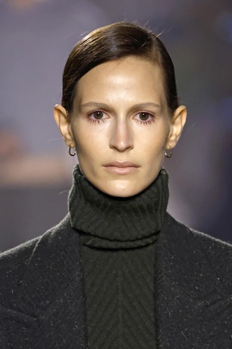 Винтаж Chanel и «детские» кулоны Chloe: гид по украшениям на осень 2025