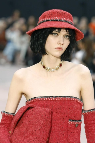 Винтаж Chanel и «детские» кулоны Chloe: гид по украшениям на осень 2025