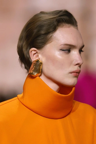 Винтаж Chanel и «детские» кулоны Chloe: гид по украшениям на осень 2025