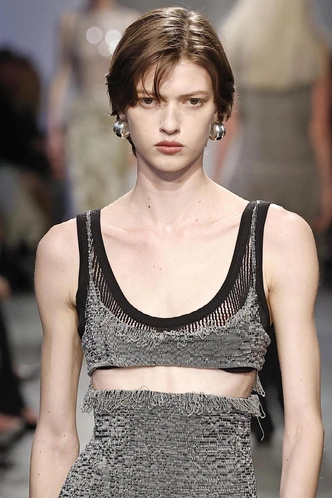 Винтаж Chanel и «детские» кулоны Chloe: гид по украшениям на осень 2025