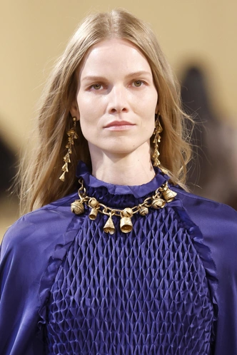 Винтаж Chanel и «детские» кулоны Chloe: гид по украшениям на осень 2025