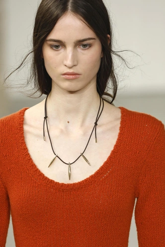 Винтаж Chanel и «детские» кулоны Chloe: гид по украшениям на осень 2025