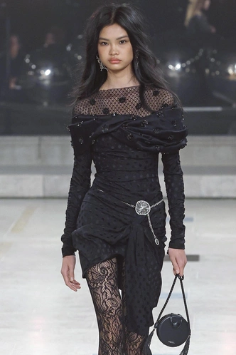 Винтаж Chanel и «детские» кулоны Chloe: гид по украшениям на осень 2025