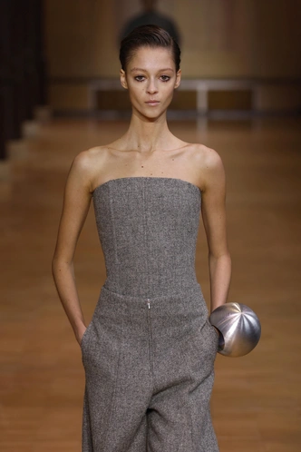 Винтаж Chanel и «детские» кулоны Chloe: гид по украшениям на осень 2025