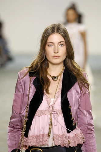 Винтаж Chanel и «детские» кулоны Chloe: гид по украшениям на осень 2025