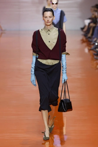 Многослойность и деконструкция. Prada возвращают расслабленный офискор