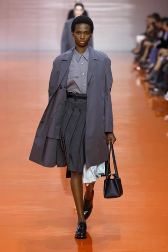 Многослойность и деконструкция. Prada возвращают расслабленный офискор