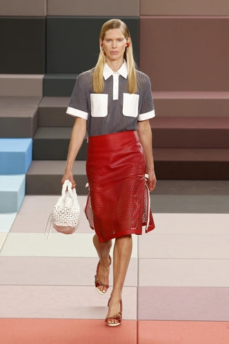Море цветов и возвращение к ДНК: как прошел показ Fendi