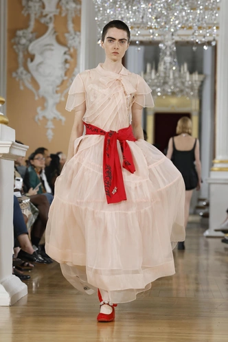 На показе Simone Rocha весна-лето 2026 юные модели «примерили» взрослую жизнь