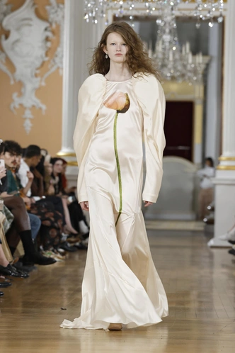 На показе Simone Rocha весна-лето 2026 юные модели «примерили» взрослую жизнь