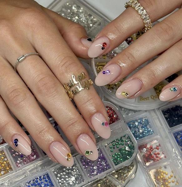 Shine bright like a diamond: самый трендовый маникюр в стиле 90-х