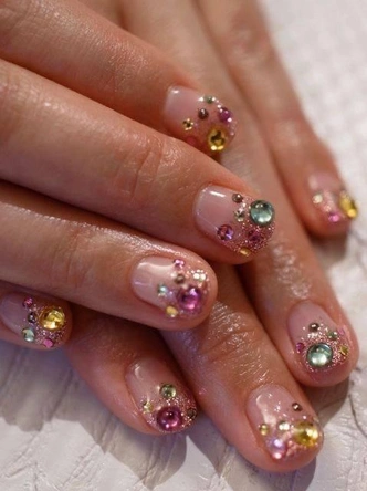 Shine bright like a diamond: самый трендовый маникюр в стиле 90-х
