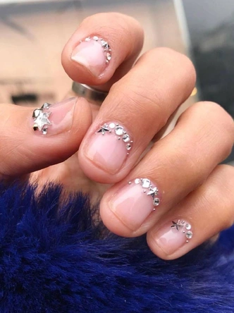 Shine bright like a diamond: самый трендовый маникюр в стиле 90-х