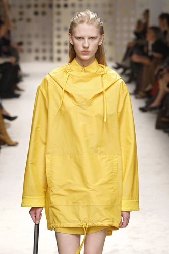 Чем заменить butter yellow и где носить вещи, если не в сумке — отвечает миланская Неделя моды