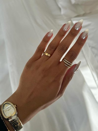 Денежный маникюр на ноябрь 2025: какие цвета притягивают богатство, удачу и стабильность, список оттенков, идеи для маникюра