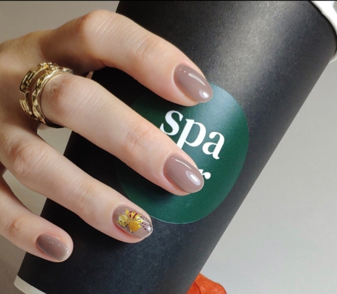 Главные оттенки в маникюре на 2025 год: какие оттенки популярны, минимализм в маникюре, мнение мастера по маникюру