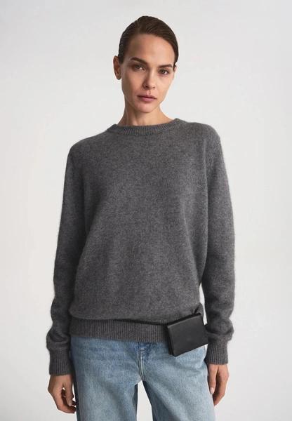 Какой он — идеальный базовый свитер: 33 лучших варианта у российских брендов