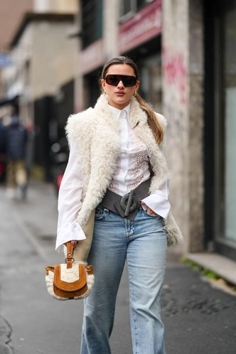 Меховые жилетки снова в тренде, но не те, что мы любили в нулевых