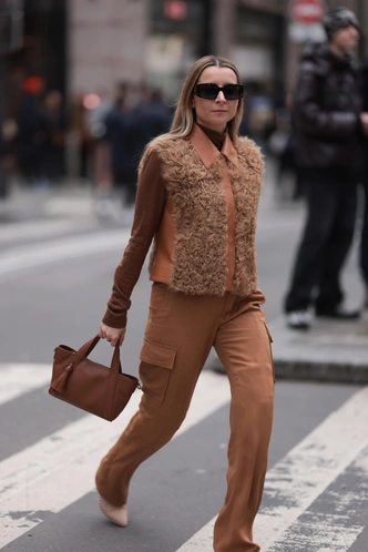 Меховые жилетки снова в тренде, но не те, что мы любили в нулевых