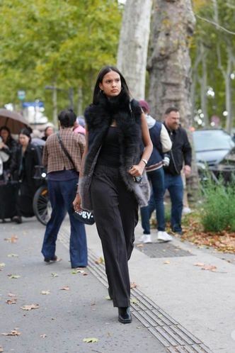 Меховые жилетки снова в тренде, но не те, что мы любили в нулевых