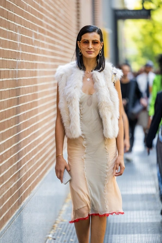 Меховые жилетки снова в тренде, но не те, что мы любили в нулевых