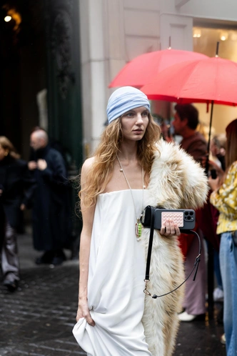 Меховые жилетки снова в тренде, но не те, что мы любили в нулевых