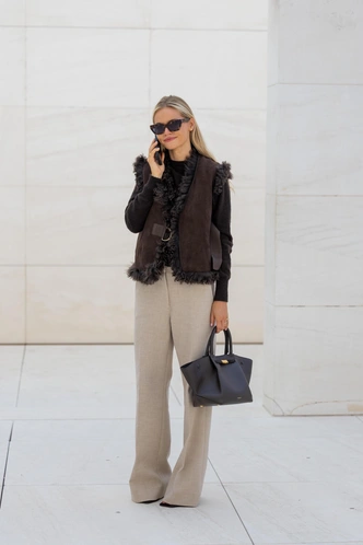 Меховые жилетки снова в тренде, но не те, что мы любили в нулевых