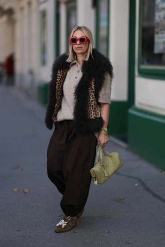 Меховые жилетки снова в тренде, но не те, что мы любили в нулевых