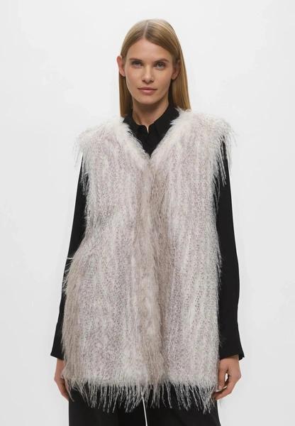 Меховые жилетки снова в тренде, но не те, что мы любили в нулевых