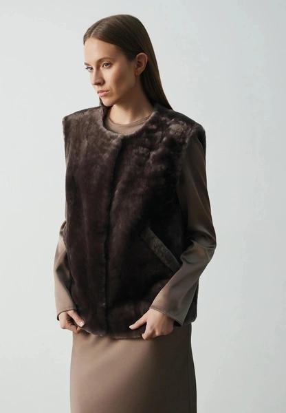 Меховые жилетки снова в тренде, но не те, что мы любили в нулевых