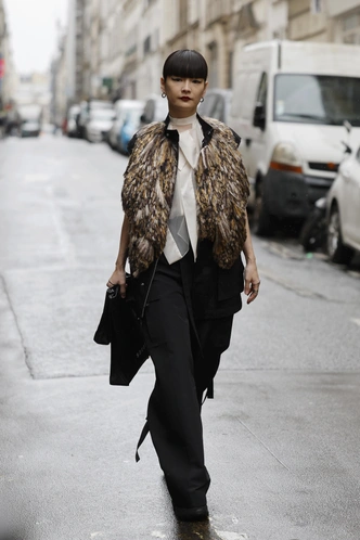 Меховые жилетки снова в тренде, но не те, что мы любили в нулевых