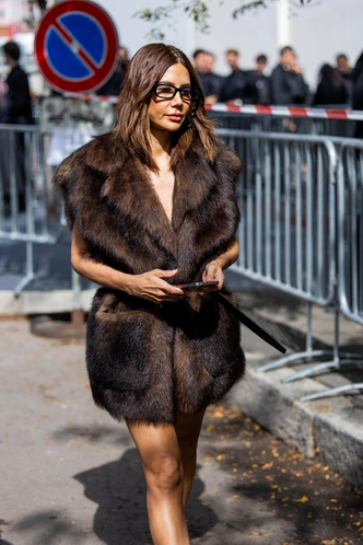 Меховые жилетки снова в тренде, но не те, что мы любили в нулевых