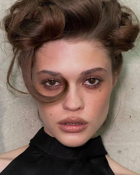 Tired girl: бьюти-тренд из ТикТока, маскирующий последствия осенней хандры