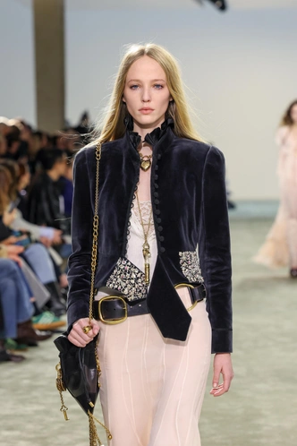 7 новых способов носить ремни: на пальто, три сразу или как богатые итальянки