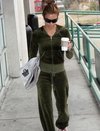 Эти велюровые брюки заменят вам джинсы на зиму: где купить и как правильно стилизовать