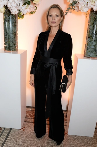 Эти велюровые брюки заменят вам джинсы на зиму: где купить и как правильно стилизовать