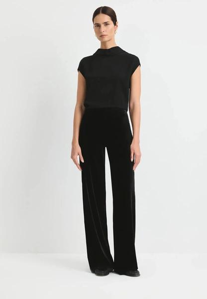 Эти велюровые брюки заменят вам джинсы на зиму: где купить и как правильно стилизовать