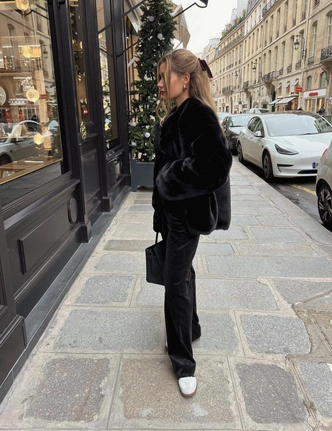 Эти велюровые брюки заменят вам джинсы на зиму: где купить и как правильно стилизовать