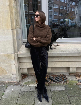 Эти велюровые брюки заменят вам джинсы на зиму: где купить и как правильно стилизовать