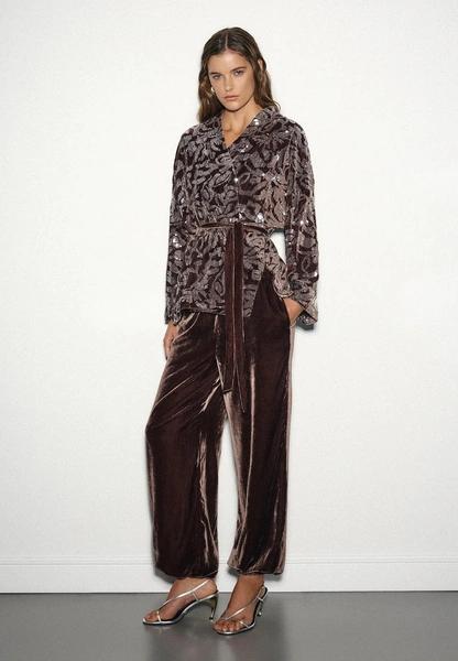 Эти велюровые брюки заменят вам джинсы на зиму: где купить и как правильно стилизовать