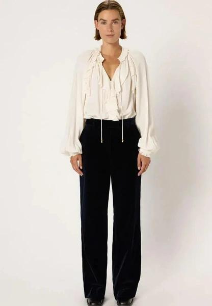 Эти велюровые брюки заменят вам джинсы на зиму: где купить и как правильно стилизовать