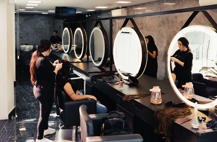 Фен против стресса: как визит к мастеру возвращает вкус к жизни