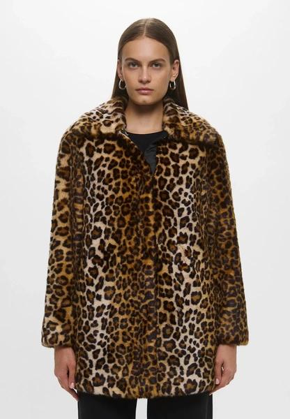 Главная покупка сезона: леопардовое пальто, которое носят самые модные девушки