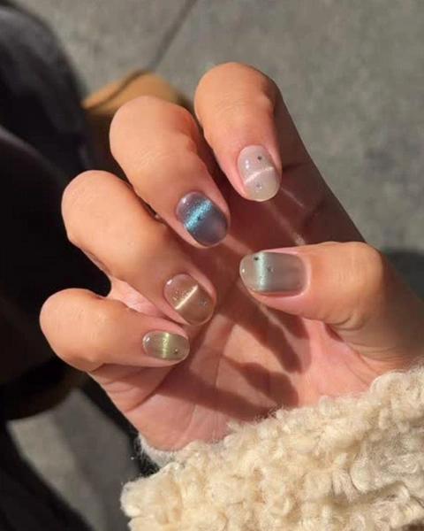 Графичная кошка: трендовый маникюр из Азии для зимних корпоративов