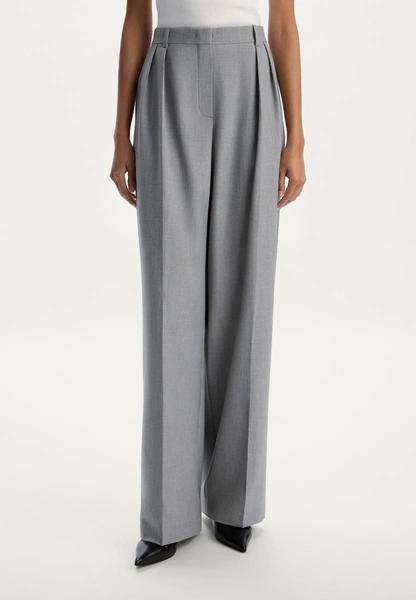 Идеальная база — брюки на осень-зиму 2025/26: лучшие модели у российских брендов