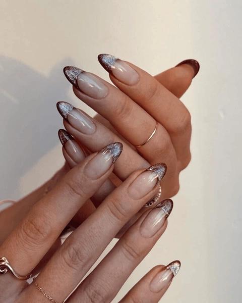 Как повторить самый модный маникюр ноября — с бархатным блеском