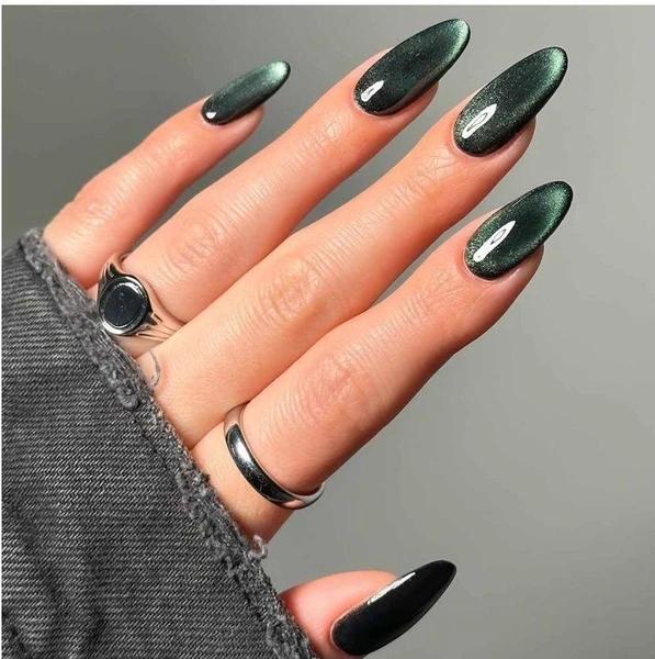 Как повторить самый модный маникюр ноября — с бархатным блеском