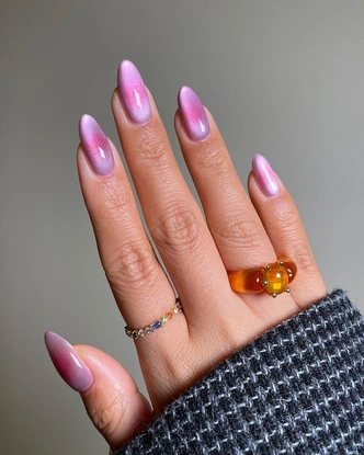 Как повторить самый модный маникюр ноября — с бархатным блеском